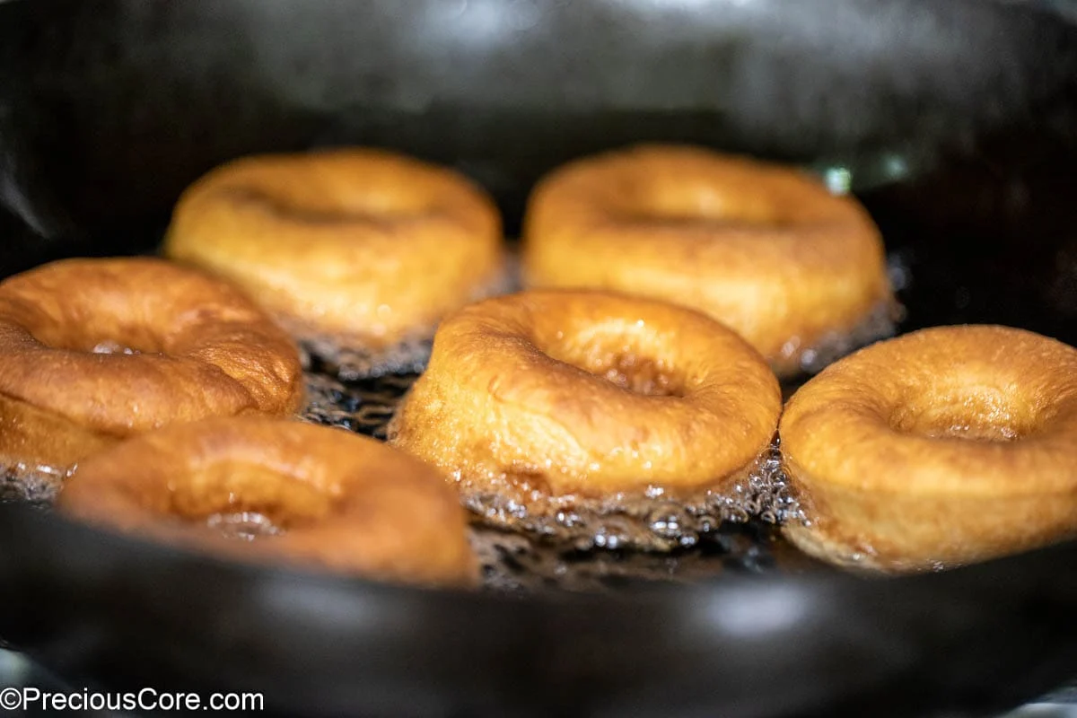 A Chef’s Guide to Selecting the Ideal Oil for Donut Frying in Commercial Fryers